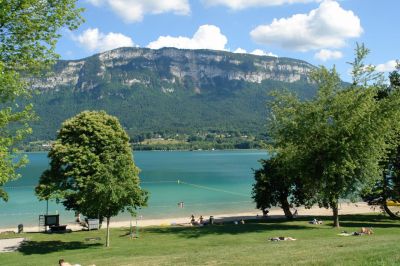 une vue sur le lac d'Aiguebelette