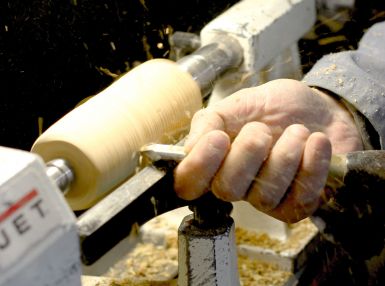 la main d'un tourneur sur bois en action