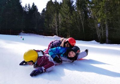 enfants qui jouent dans la neige