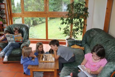 des enfants qui jouent aux echecs