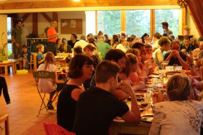 un repas dans la grande salle du restaurant