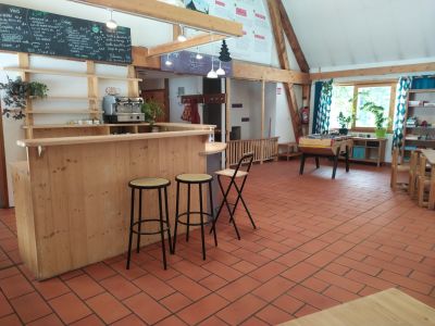 un bar en bois fait par un artisan local