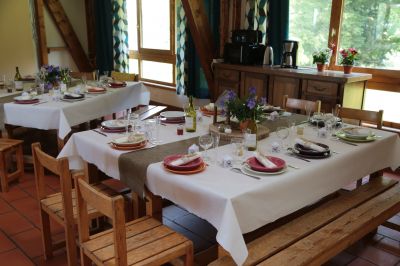 la salle décorée pour un mariage