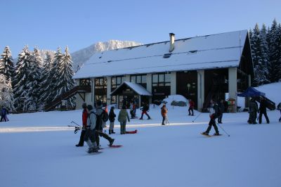 les skieurs devant le centre nordique de la ruchère