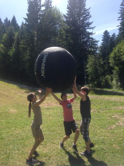 des enfants qui jouent au kin ball
