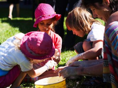 des enfants qui pétrissent la pâte